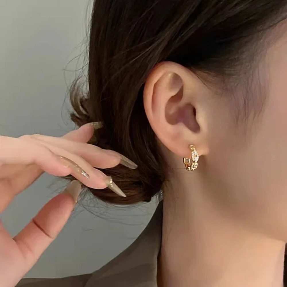 Minimalist Interlocking Earrings |24K Gold - Image 4