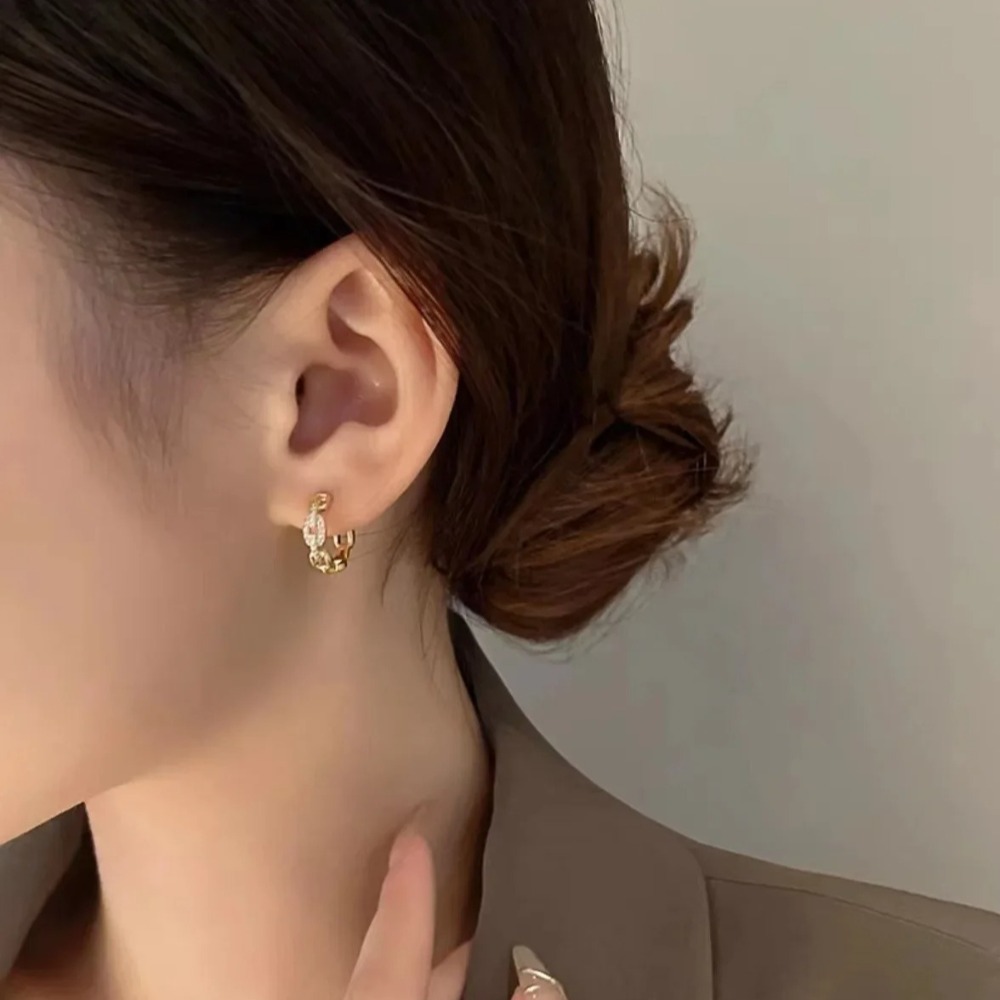 Minimalist Interlocking Earrings |24K Gold - Image 6