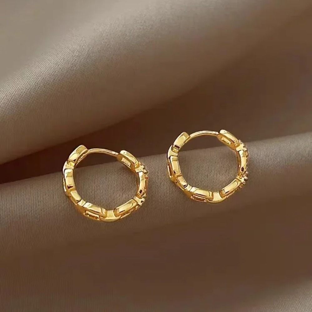Minimalist Interlocking Earrings |24K Gold - Image 7